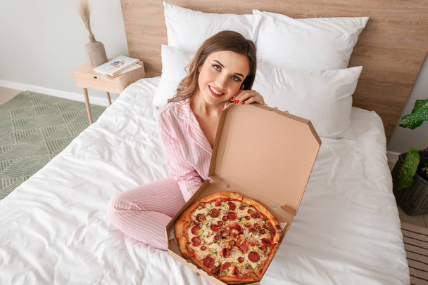 Ráno krásné mladé ženy s chutnou pizzu v ložnici - Fotografie, Obrázek