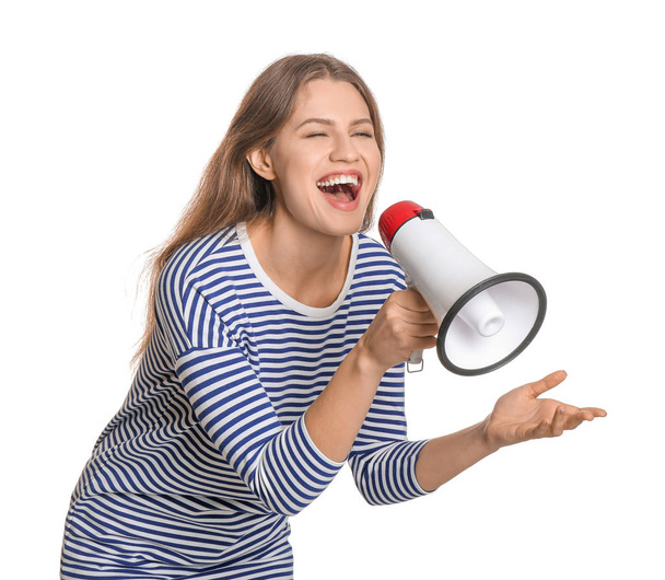 Mujer joven con megáfono sobre fondo blanco - Foto, Imagen