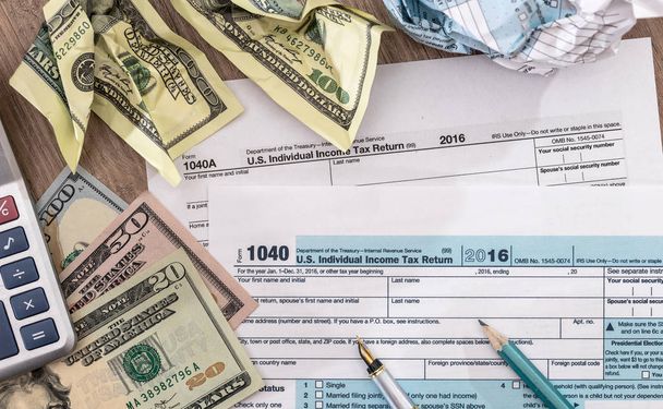 Veroaika - US 1040 veroilmoitus 2017 vuoden kynä, dollari ja laskin
. - Valokuva, kuva