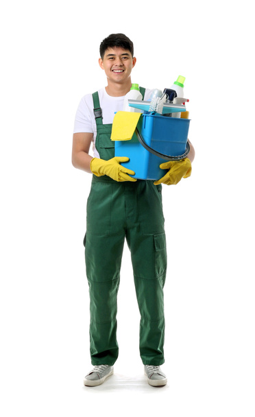 Азиатский уборщик с чистящими средствами на белом фоне
 - Фото, изображение