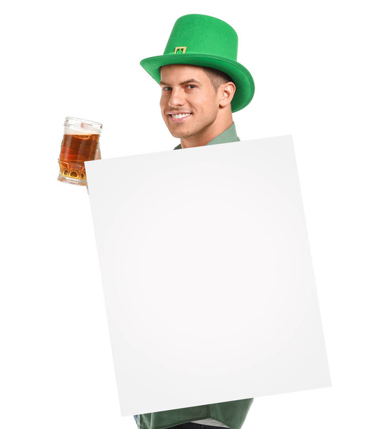 Jovem com cerveja e cartaz em branco no fundo branco. Celebração do Dia de São Patrício
 - Foto, Imagem