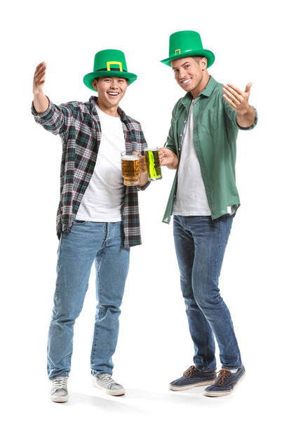 Young men with beer inviting viewer on white background. St. Patrick's Day celebration - Foto, Imagen
