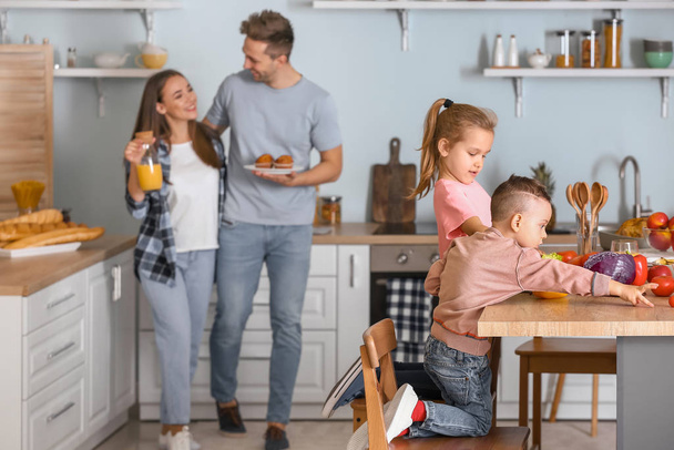 Little children with parents in kitchen - 写真・画像
