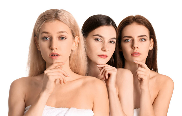 Jovens mulheres com bela maquiagem no fundo branco
 - Foto, Imagem