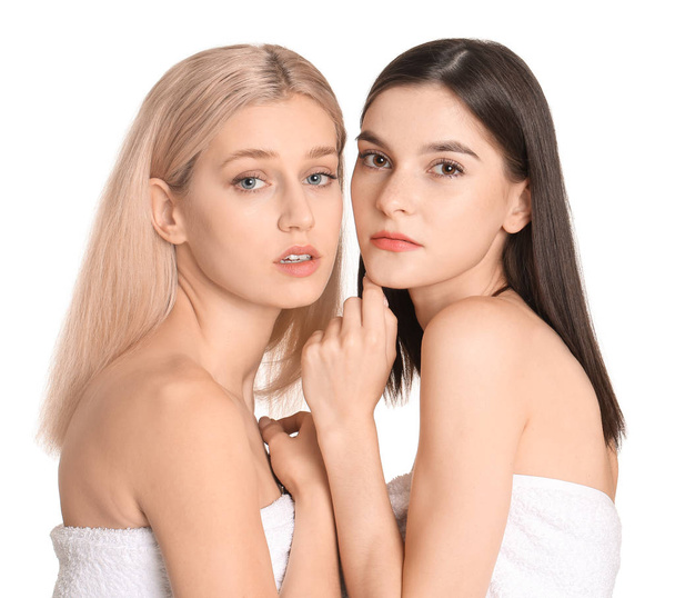 Jonge vrouwen met mooie make-up op witte achtergrond - Foto, afbeelding