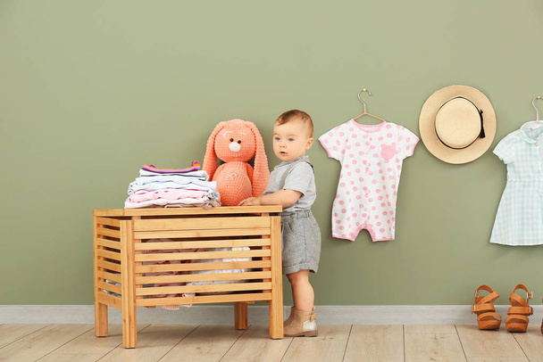 Leuke baby met stijlvolle kleding en speelgoed thuis - Foto, afbeelding