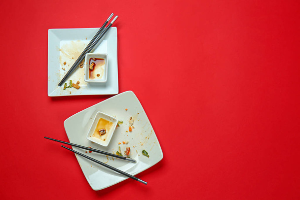 Грязные пустые блюда на цветном фоне
 - Фото, изображение