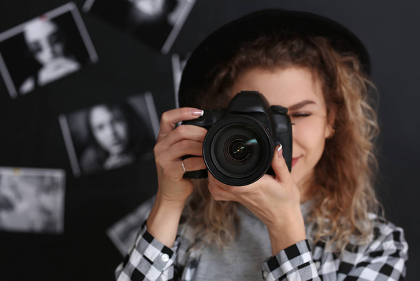 joven fotógrafo con cámara en estudio
 - Foto, imagen