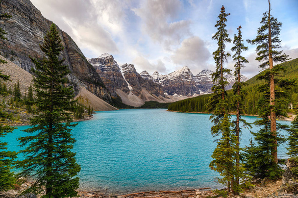 Озеро Морейн с канадскими скалами в национальном парке Банф
 - Фото, изображение