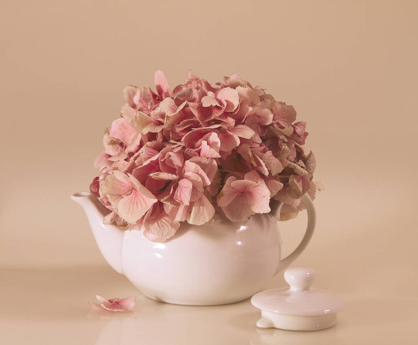 Чайник с сушеными лепестками цветов
 - Фото, изображение