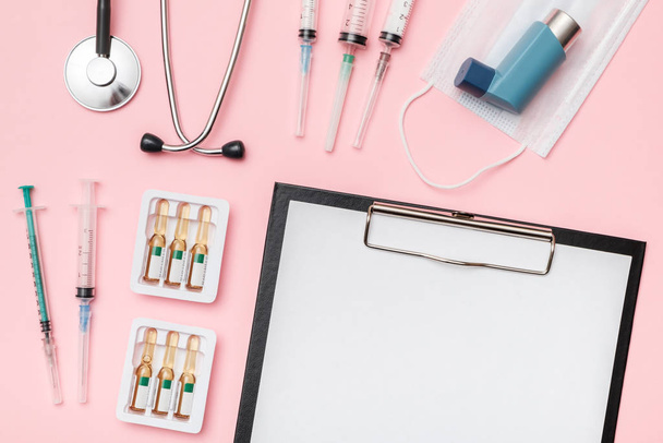 Flat lay of medical tools on colored background - Φωτογραφία, εικόνα