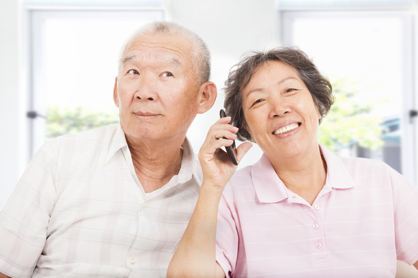 heureux couple de personnes âgées parlant au téléphone
 - Photo, image