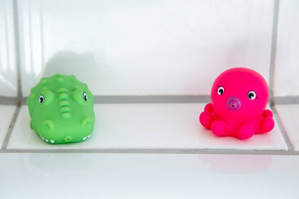 Colorful rubber ducks in the bathroom. Bathing fun for young and old. The perfect decoration or even toys in the bathroom. But also a squid, crocodile and starfish made of rubber.  - 写真・画像