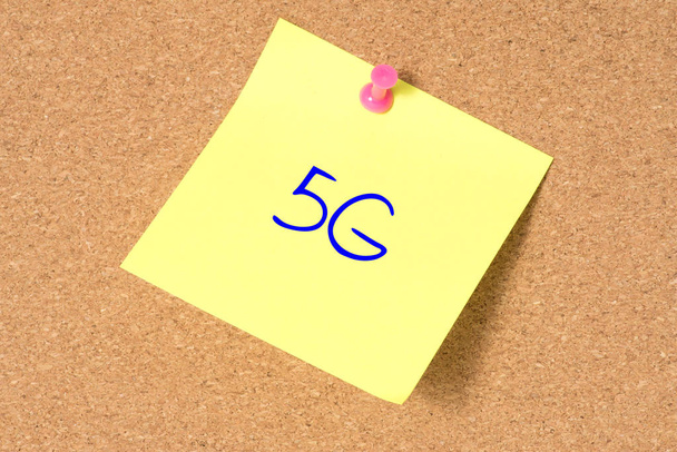 sticky note with 5g sign on cork board - Photo, Image