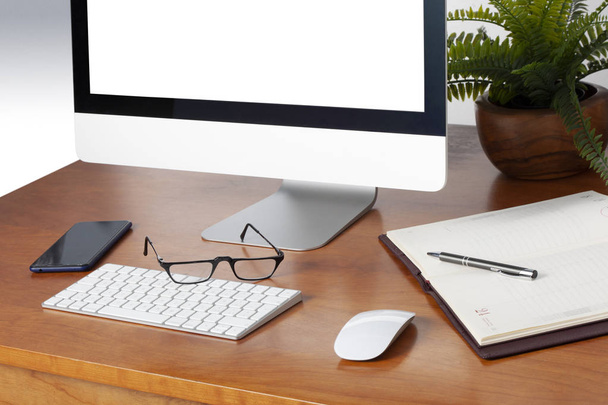 офисный стол с компьютером и человеческими руками, обрезка дорожки вокруг экрана и копировать пространство для текста
 - Фото, изображение