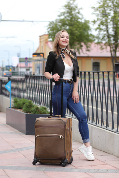 dívka s kufrem připraven k cestování - Fotografie, Obrázek