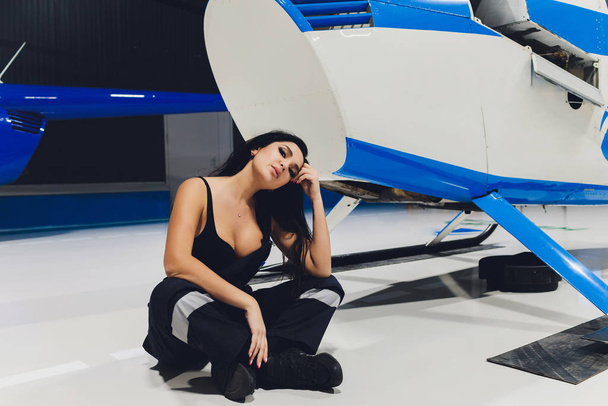 female helicopter maintenance worker Engineer maintaining a heavy. - Foto, imagen