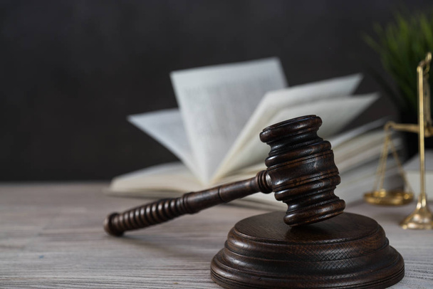 Σύμβολα του νόμου και της δικαιοσύνης σε ξύλινο τραπέζι φόντο. Γραφείο δικαστή. - Φωτογραφία, εικόνα