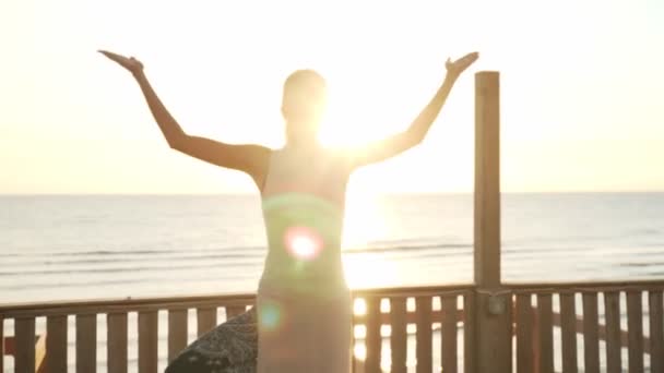 Flexible chica caucásica haciendo árbol yoga pose en la azotea bajo el sol
 - Metraje, vídeo