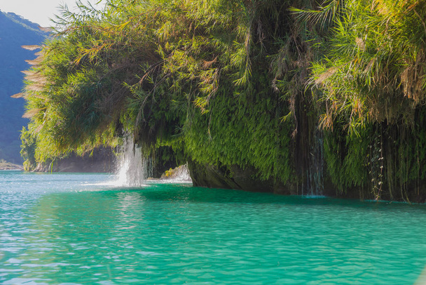 Increíble agua azul cristalina de la cascada de Tamul, Vista de cerca del espectacular río Tamul, en Huasteca Potosina en San Luis Potosí, México
 - Foto, Imagen