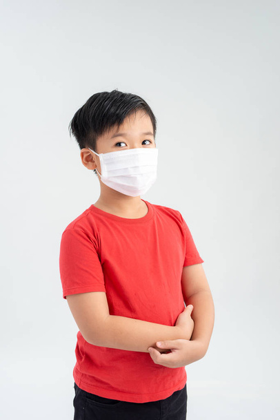 空気に対して口マスクを身に着けているアジアの少年インフルエンザや病気の医療の概念から保護するための大気汚染 - 写真・画像