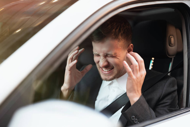 giovane uomo d'affari arrabbiato siede nella sua auto sembra disperato dopo dura giornata sul posto di lavoro, stressante concetto di condizioni di lavoro
 - Foto, immagini