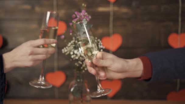 Vágott kilátás pár csattogó borosüveg és echanging ajándékok Valentin-napon - Felvétel, videó