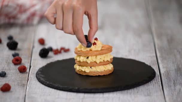 Pasta şefi krema ve böğürtlenli Fransız Mille Feuille yapıyor. Fransız tatlı millefeuille puf böreği ve krema. - Video, Çekim