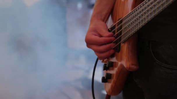 Pelaaminen Bass lähikuva
 - Materiaali, video