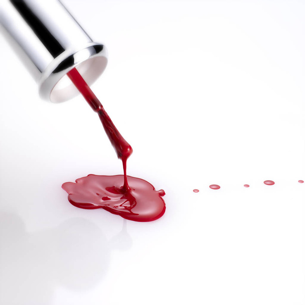 Esmalte de uñas rojo y cepillo
 - Foto, imagen