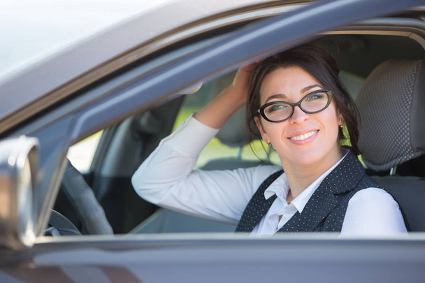 Business woman in her car - Foto, immagini