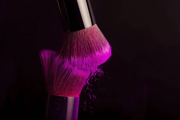 Cepillo de cosméticos y polvo de maquillaje colorido - Foto, imagen