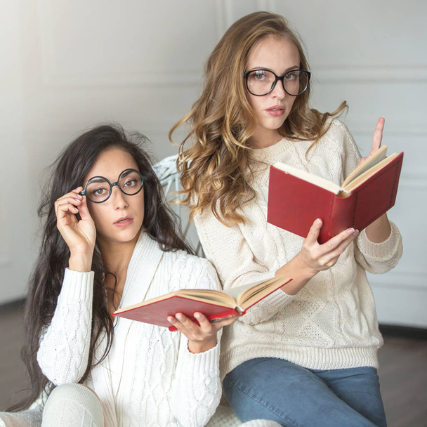 Girls with glasses read books - Valokuva, kuva