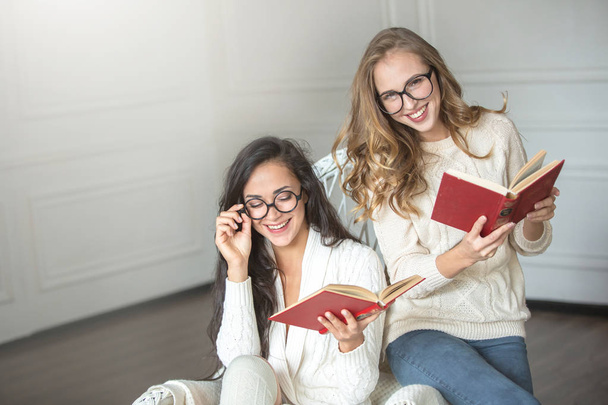 Meninas com óculos ler livros
 - Foto, Imagem