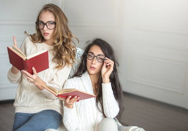 Girls with glasses read books - Foto, Imagem