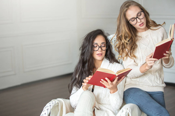 Girls with glasses read books - 写真・画像