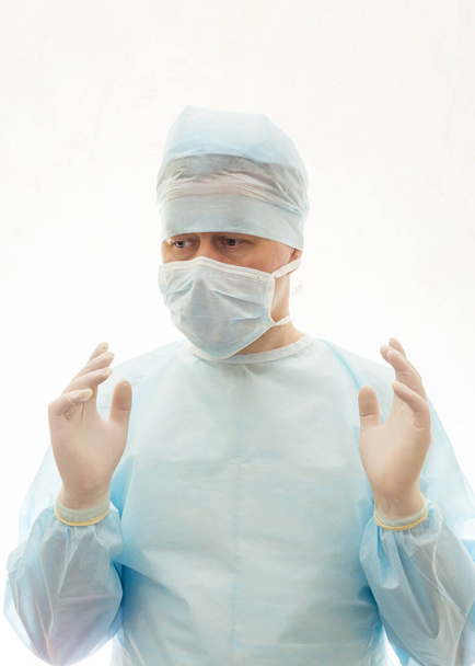 Manos derechas de cirujano listo para trabajar en bata estéril, máscara y guantes
 - Foto, Imagen