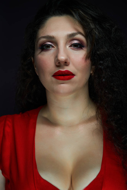 Портрет молодої брюнетки з червоними губами, чорний фон
, - Фото, зображення