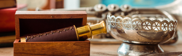 panoráma lövés távcső dobozban és ősi hamutartó az asztalon  - Fotó, kép