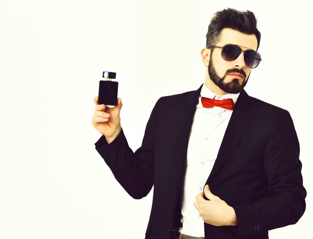 Homem barbudo, hipster caucasiano com bigode, óculos de sol e frasco de perfume - Foto, Imagem