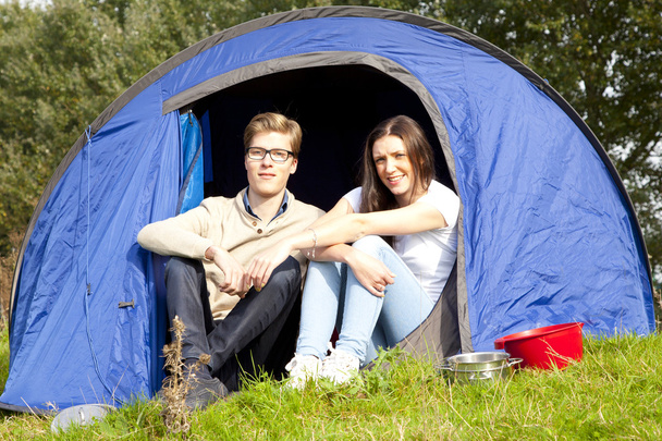 genç erkek ve kadın ile mavi çadır kamp - Fotoğraf, Görsel