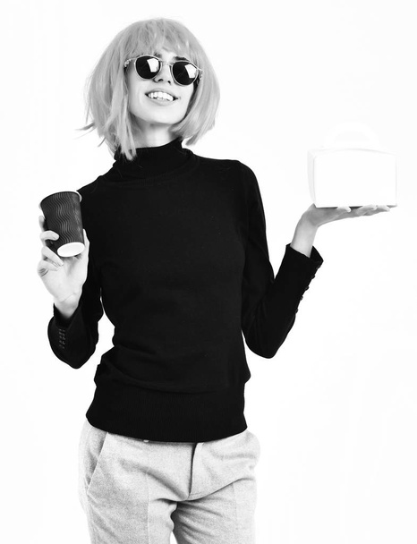 girl in pink wig holding coffee cup and meal box - Φωτογραφία, εικόνα