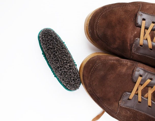 Esponja y marrón zapatos masculinos
 - Foto, Imagen
