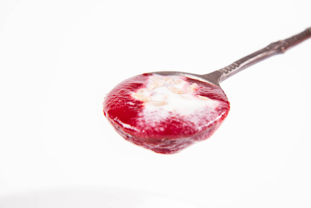 Krémová polévka z červené řepy, s jogurtem a slunečnicovými semínky smíchanými - Fotografie, Obrázek