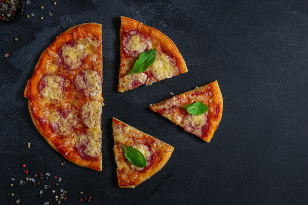 saucisses pizza salami (sauce tomate, fromage, viande). fond alimentaire. vue de dessus. espace de copie
 - Photo, image