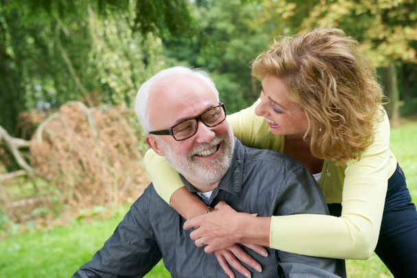 Homme et femme plus âgés souriant à l'extérieur
 - Photo, image