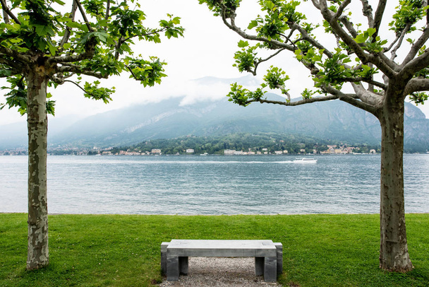 Vista por encima de gran lago hermoso, Lago Como, Italia
. - Foto, imagen