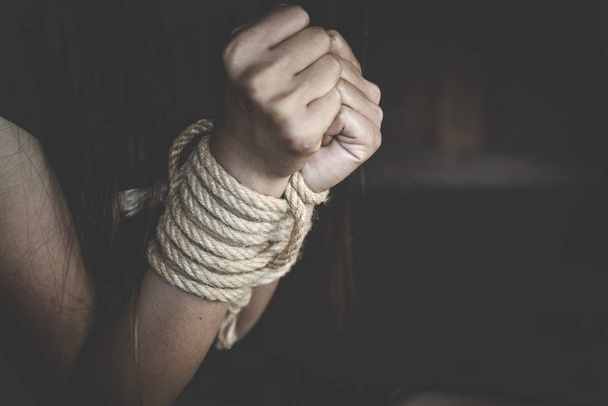 Köle kadın bir halat ile bağlı, tekrar şiddet eylemleri durdurmak - Fotoğraf, Görsel