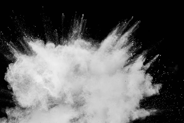 Explosion abstraite de poudre blanche. Débris de poussière blanche sur fond noir
. - Photo, image