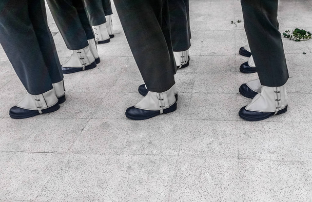 Vista de perto de soldados turcos calças, botas e polainas
  - Foto, Imagem